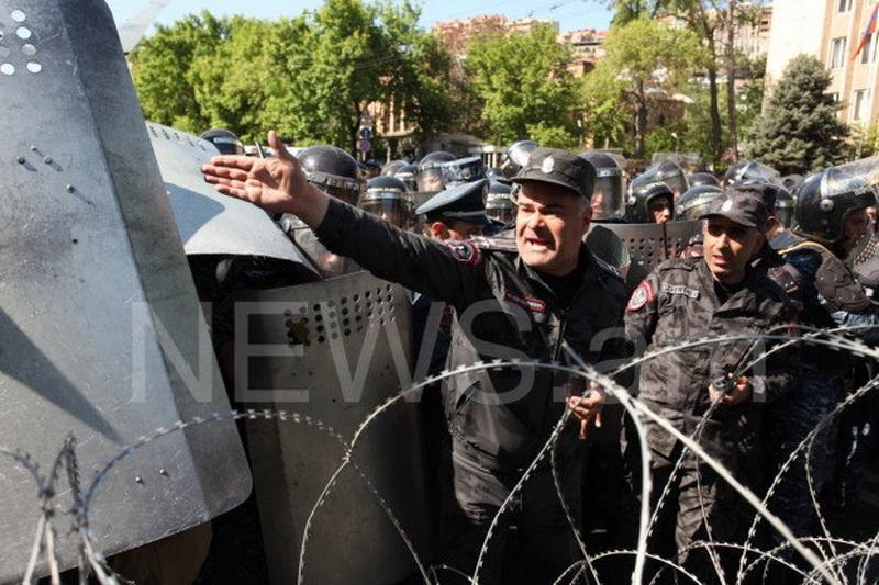 Саргсян напустил на граждан полицию - шумовые гранаты сменят водометы
