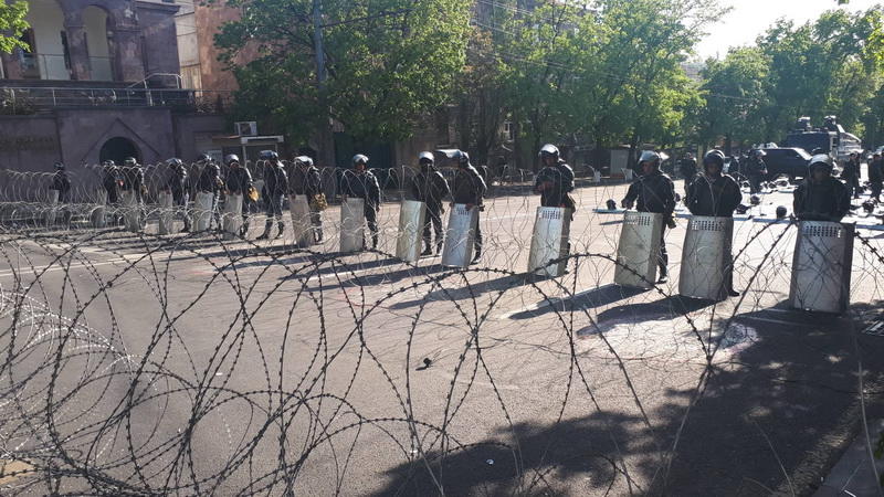 Армянская оппозиция заблокировала государственные учреждения в Ереване