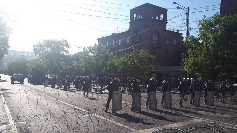 Армянская оппозиция заблокировала государственные учреждения в Ереване