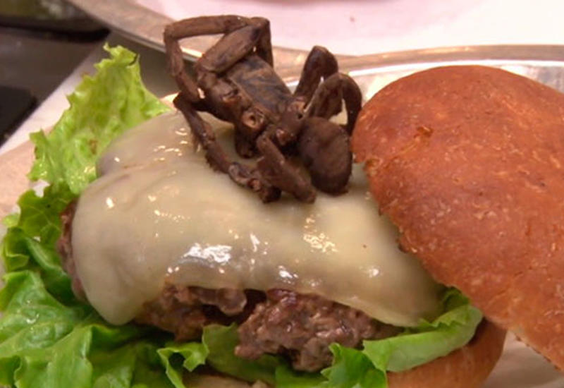 В американском ресторане посетителей кормят бургерами с пауками