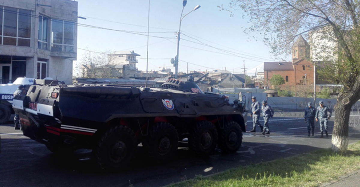 Армянская оппозиция заблокировала государственные учреждения в Ереване