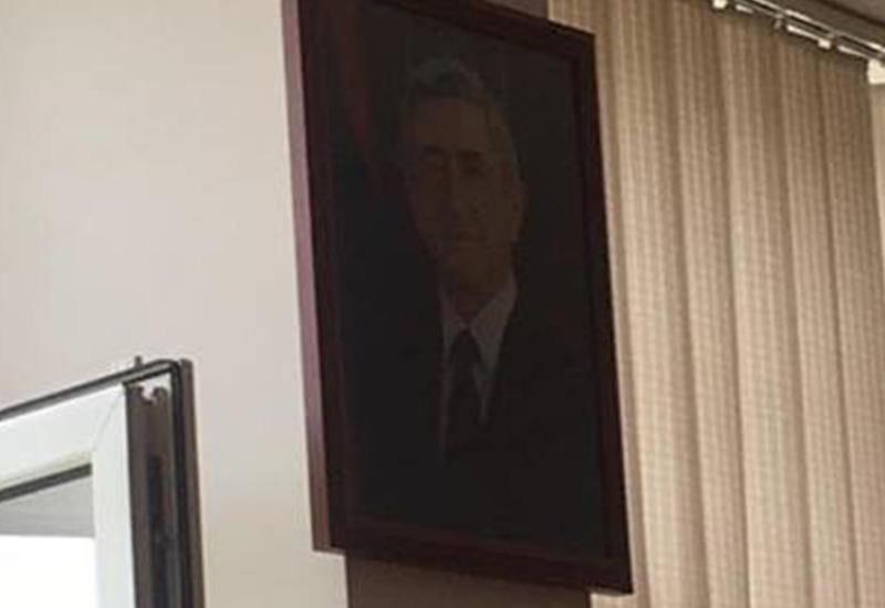 Из окна полиции в Ереване выбросили фотографию Саргсяна
