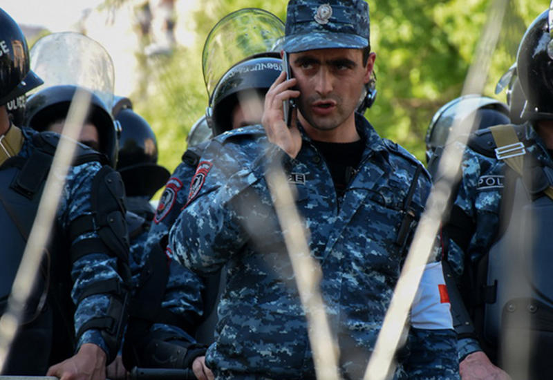Четверо полицейских в Ереване арестовывают школьника