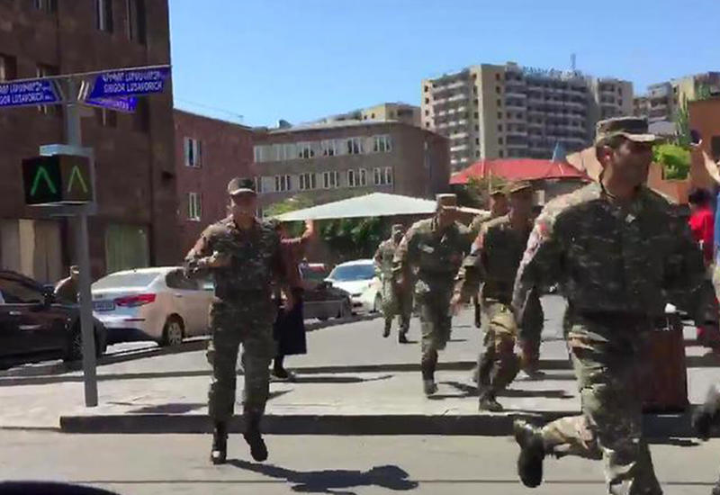 Армянские солдаты массово покидают части и присоединяются к митингам. Минобороны в бешенстве