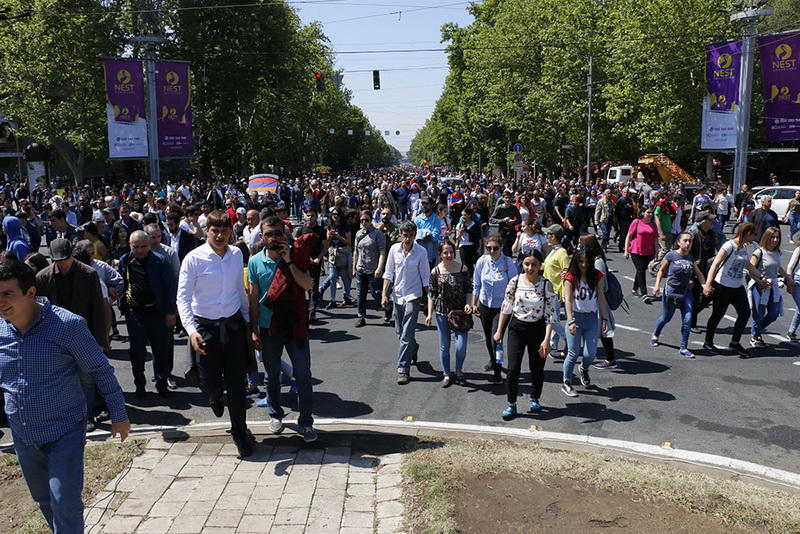 Игрушечная революция? Протесты в Армении становятся все более странными