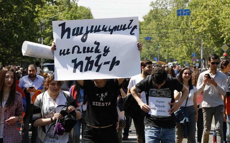 Игрушечная революция? Протесты в Армении становятся все более странными
