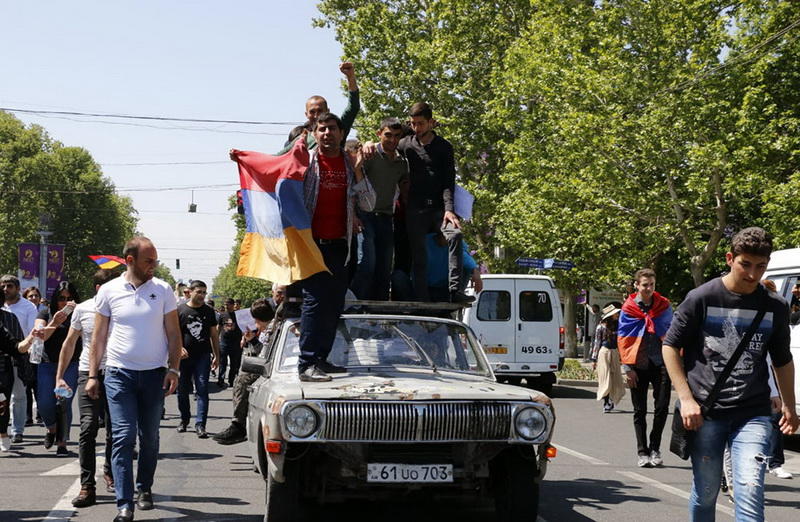 Игрушечная революция? Протесты в Армении становятся все более странными
