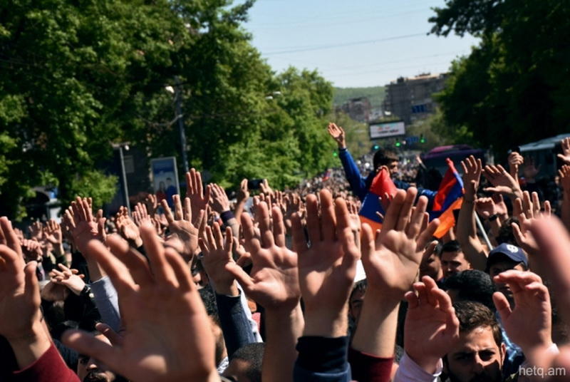 Игрушечная революция? Протесты в Армении становятся все более странными