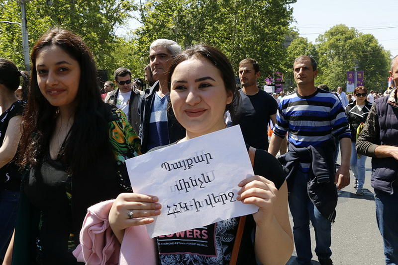 Игрушечная революция? Протесты в Армении становятся все более странными