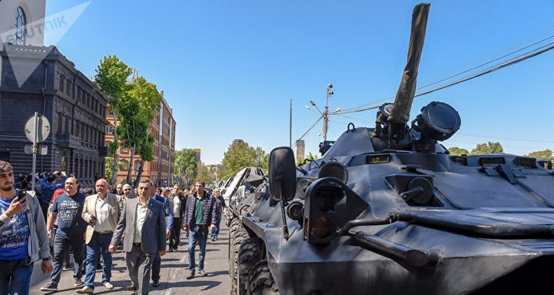 Игрушечная революция? Протесты в Армении становятся все более странными