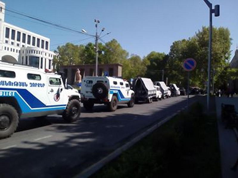 Игрушечная революция? Протесты в Армении становятся все более странными