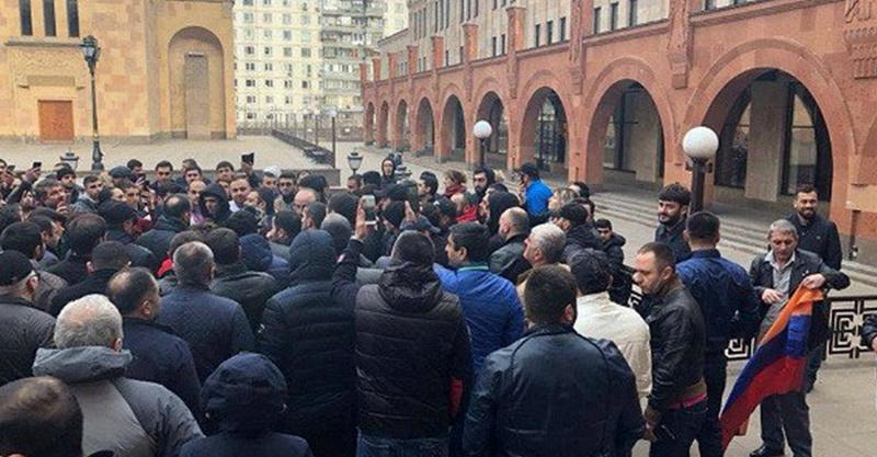 Игрушечная революция? Протесты в Армении становятся все более странными