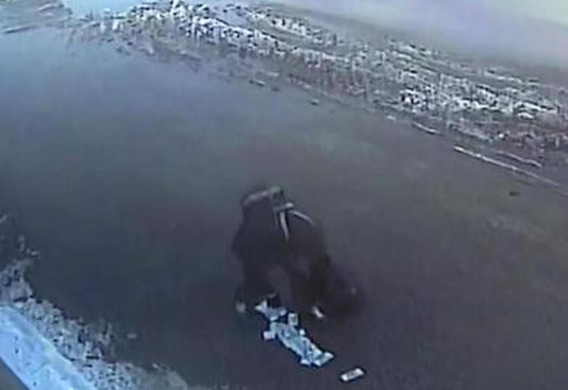 Вор не удержал сумку с добычей и растерял часть денег при побеге