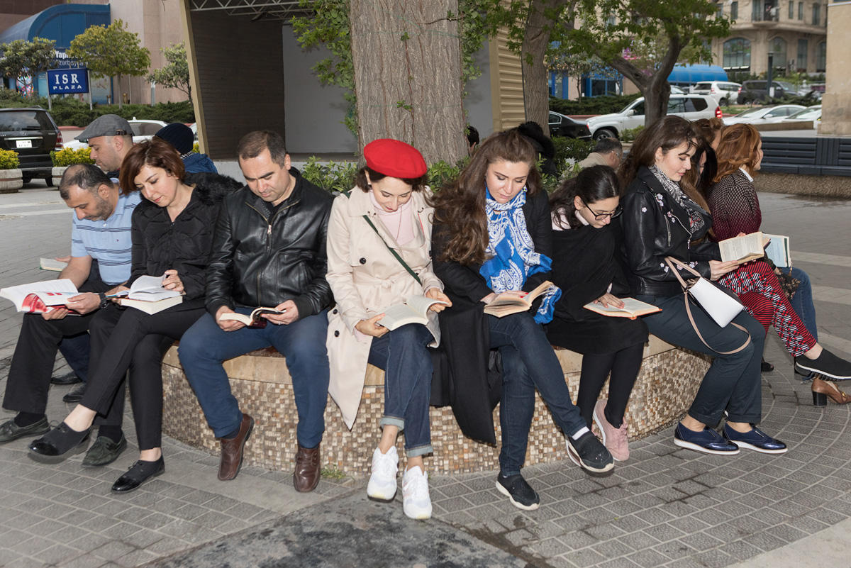 В центре Баку прошел книжный флешмоб