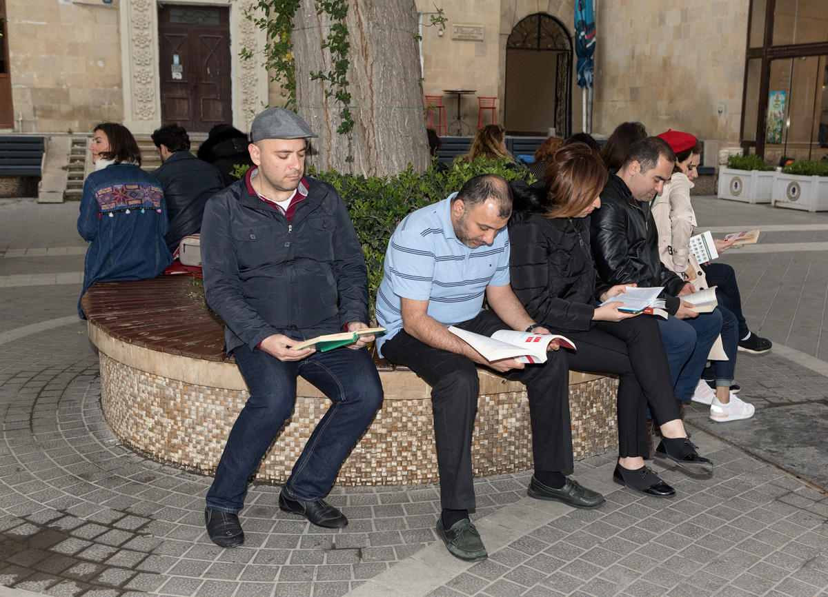 В центре Баку прошел книжный флешмоб