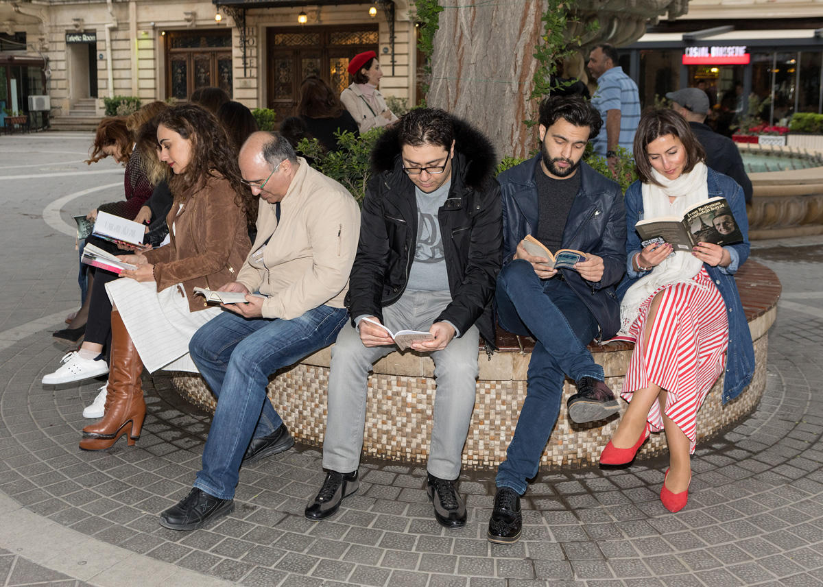 В центре Баку прошел книжный флешмоб