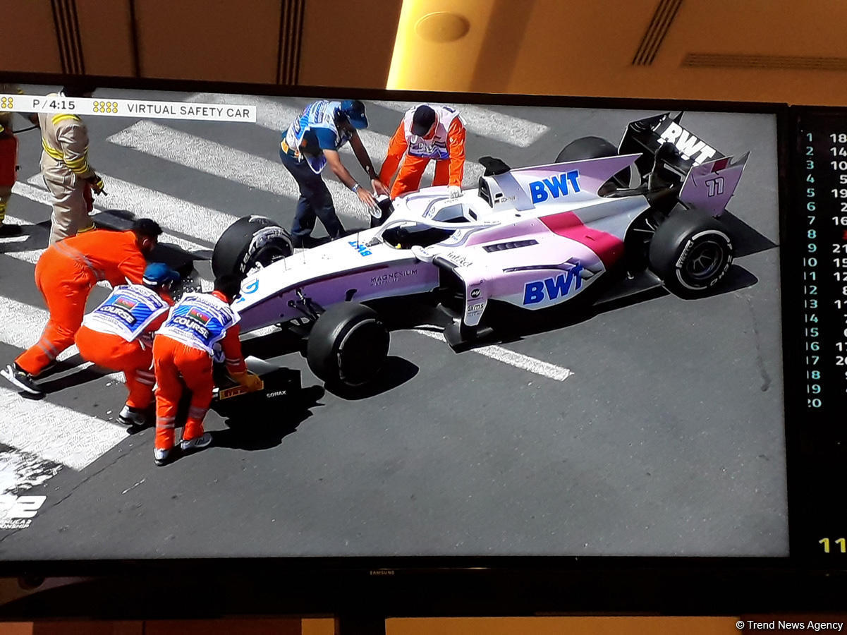 Во время свободной сессии в классе FIA Formula-2 в Баку произошла авария