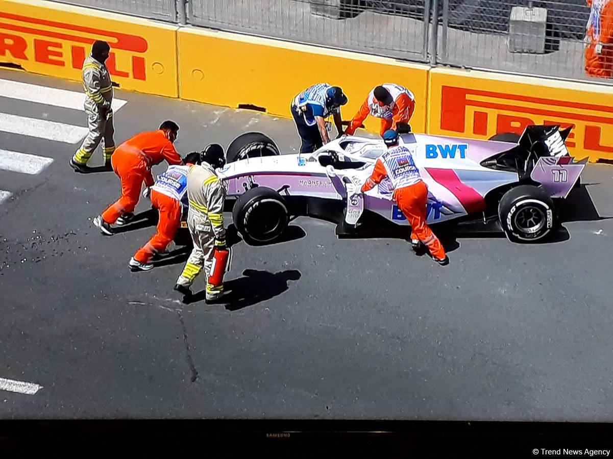 Во время свободной сессии в классе FIA Formula-2 в Баку произошла авария