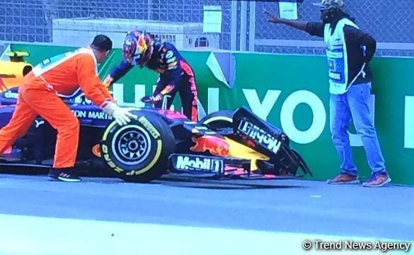Bakıda Formula 1-də qəza: bolidlərdən biri sıradan çıxdı