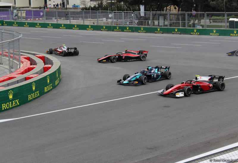 Определились победители первого основного соревнования в классе FIA Formula-2 в Баку