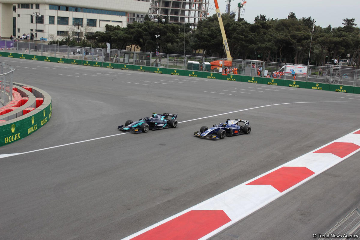 Определились победители первого основного соревнования в классе FIA Formula-2 в Баку