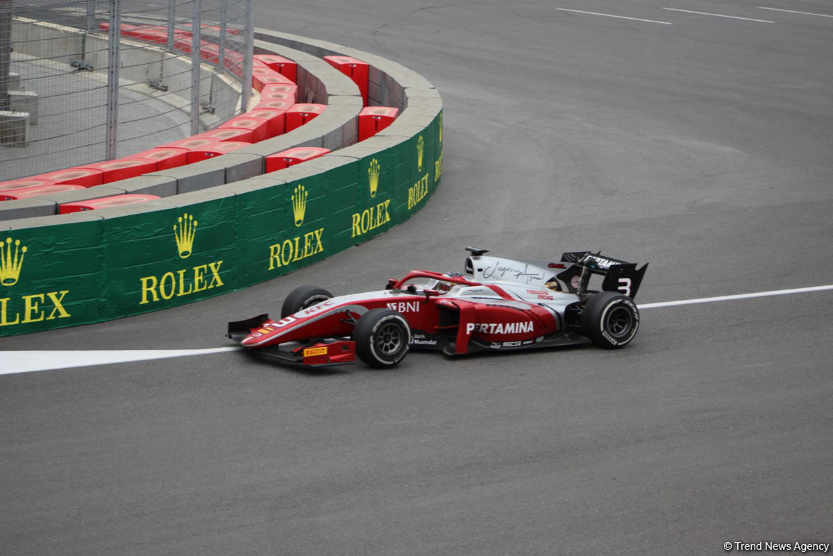 Определились победители первого основного соревнования в классе FIA Formula-2 в Баку