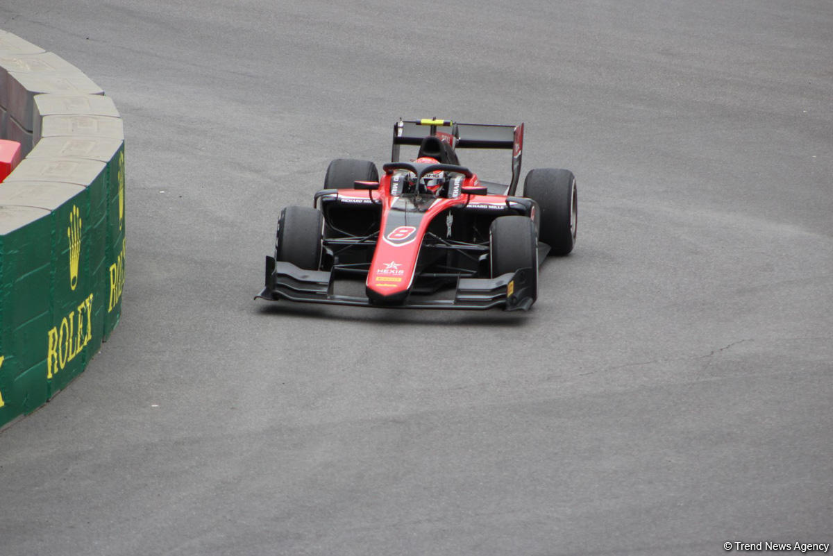 Определились победители первого основного соревнования в классе FIA Formula-2 в Баку