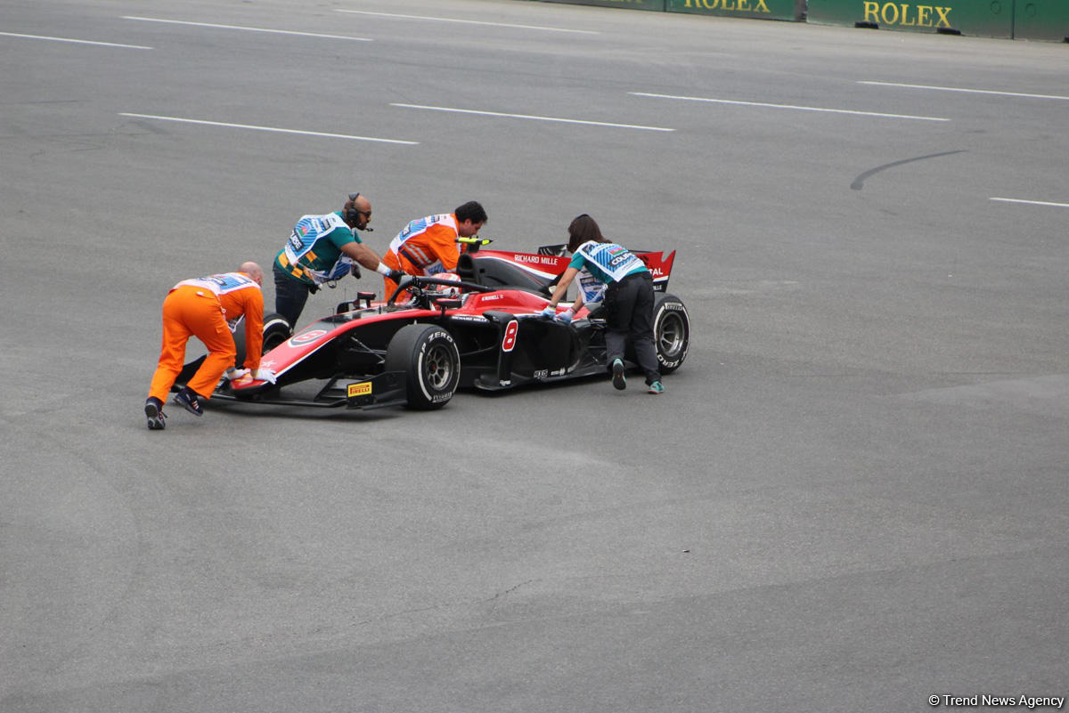 Определились победители первого основного соревнования в классе FIA Formula-2 в Баку