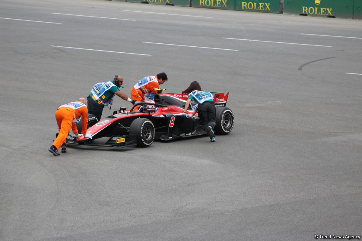 Определились победители первого основного соревнования в классе FIA Formula-2 в Баку