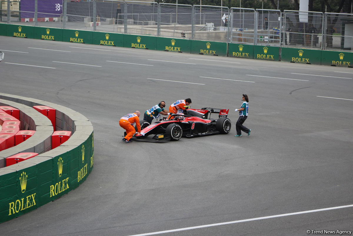 Определились победители первого основного соревнования в классе FIA Formula-2 в Баку