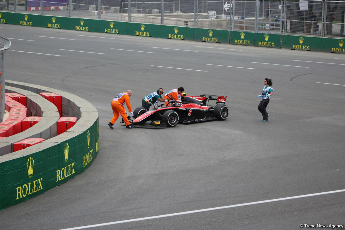 Определились победители первого основного соревнования в классе FIA Formula-2 в Баку