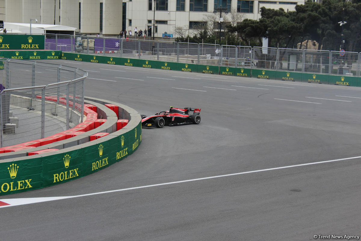 Определились победители первого основного соревнования в классе FIA Formula-2 в Баку