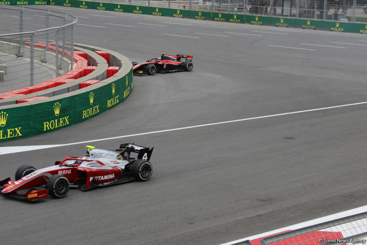 Определились победители первого основного соревнования в классе FIA Formula-2 в Баку