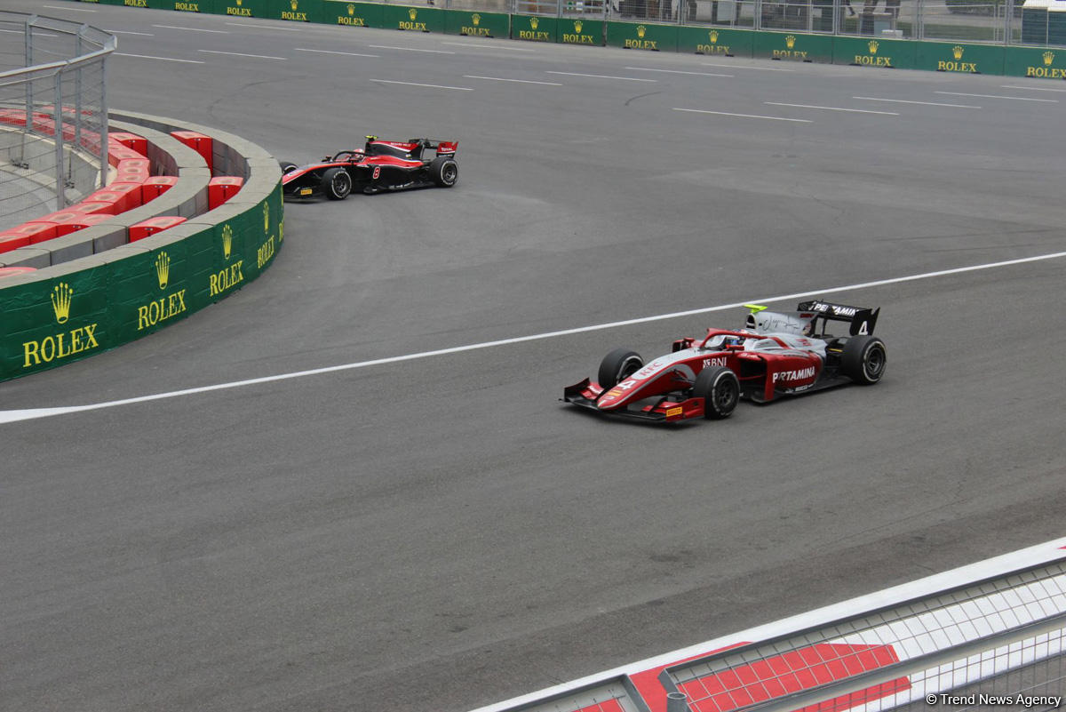 Определились победители первого основного соревнования в классе FIA Formula-2 в Баку