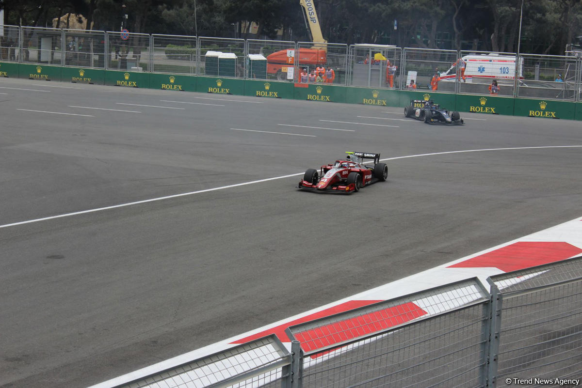 Определились победители первого основного соревнования в классе FIA Formula-2 в Баку