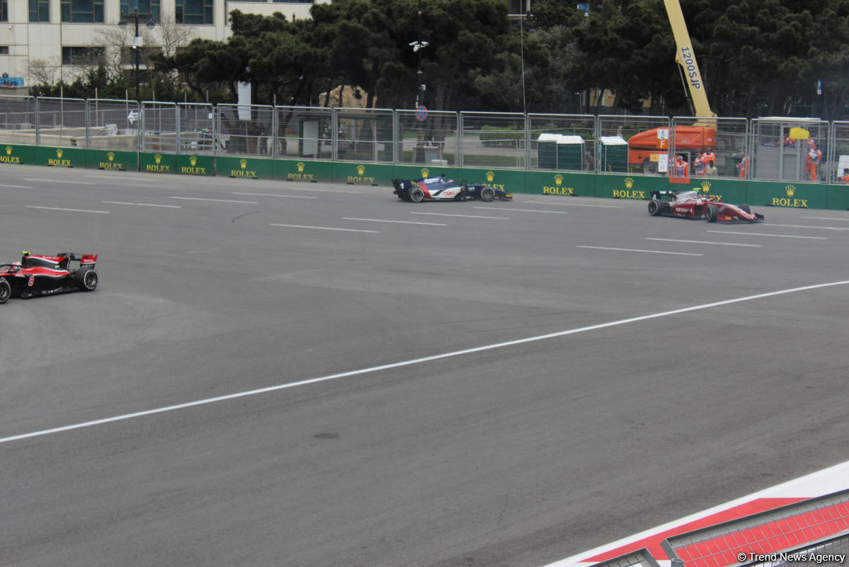 Определились победители первого основного соревнования в классе FIA Formula-2 в Баку
