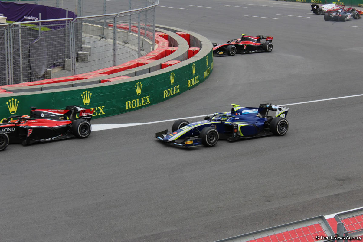 Определились победители первого основного соревнования в классе FIA Formula-2 в Баку