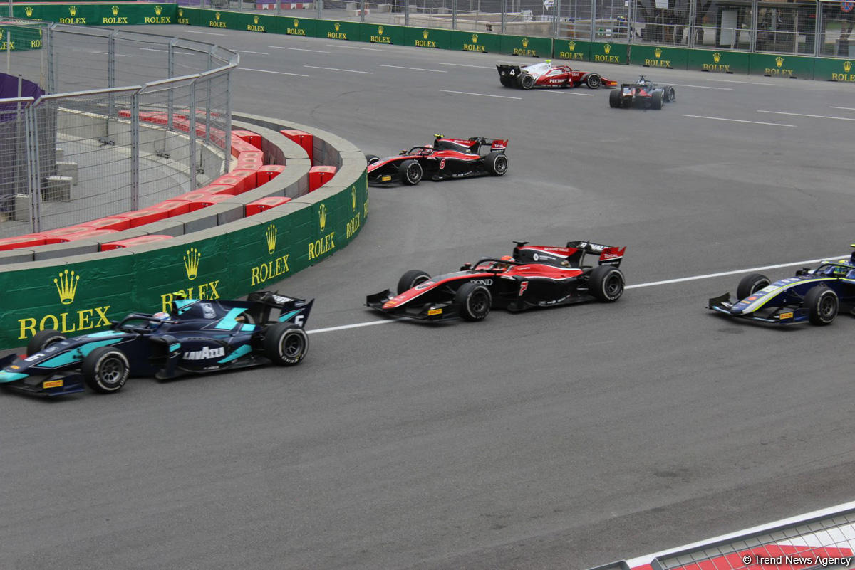 Определились победители первого основного соревнования в классе FIA Formula-2 в Баку