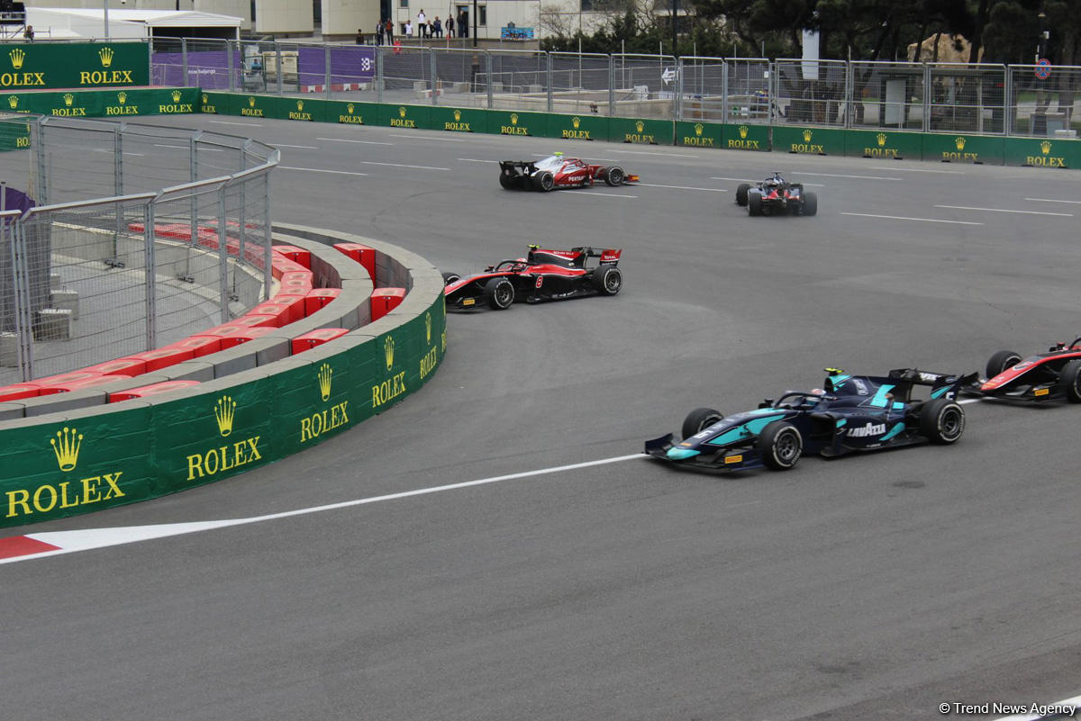 Определились победители первого основного соревнования в классе FIA Formula-2 в Баку