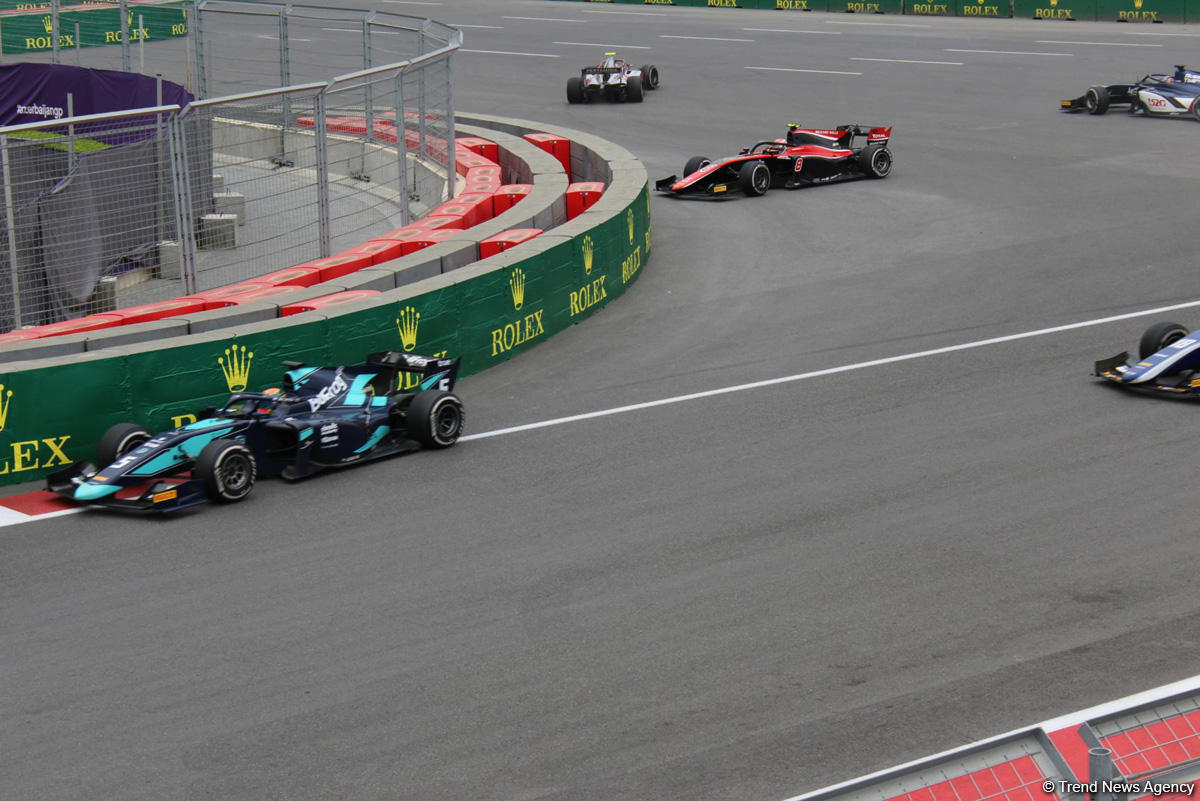 Определились победители первого основного соревнования в классе FIA Formula-2 в Баку
