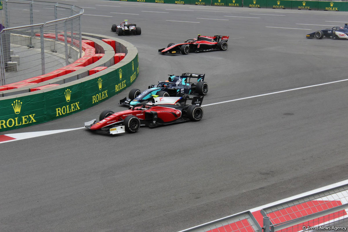 Определились победители первого основного соревнования в классе FIA Formula-2 в Баку