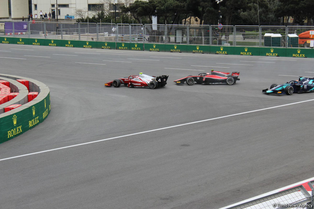 Определились победители первого основного соревнования в классе FIA Formula-2 в Баку