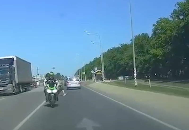 Байкер избежал наезда на людей, врезавшись в авто