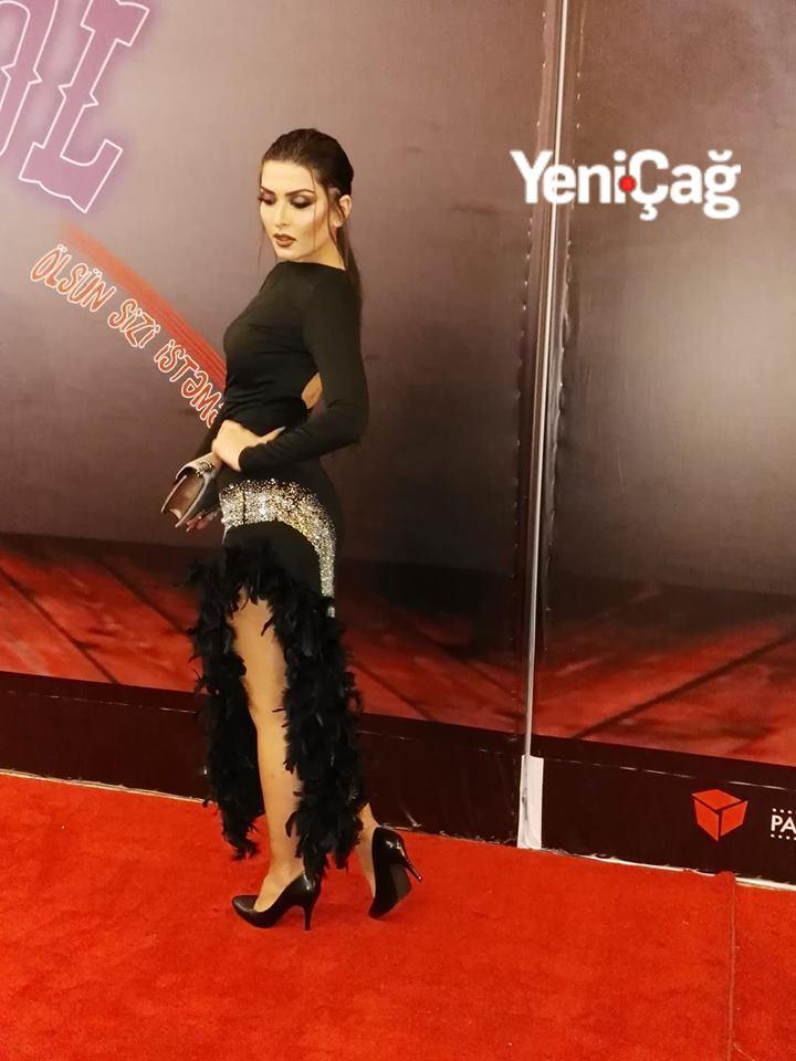 23 yaşlı cazibədar aktrisa açıq-saçıq libası ilə gecəyə damğa vurdu