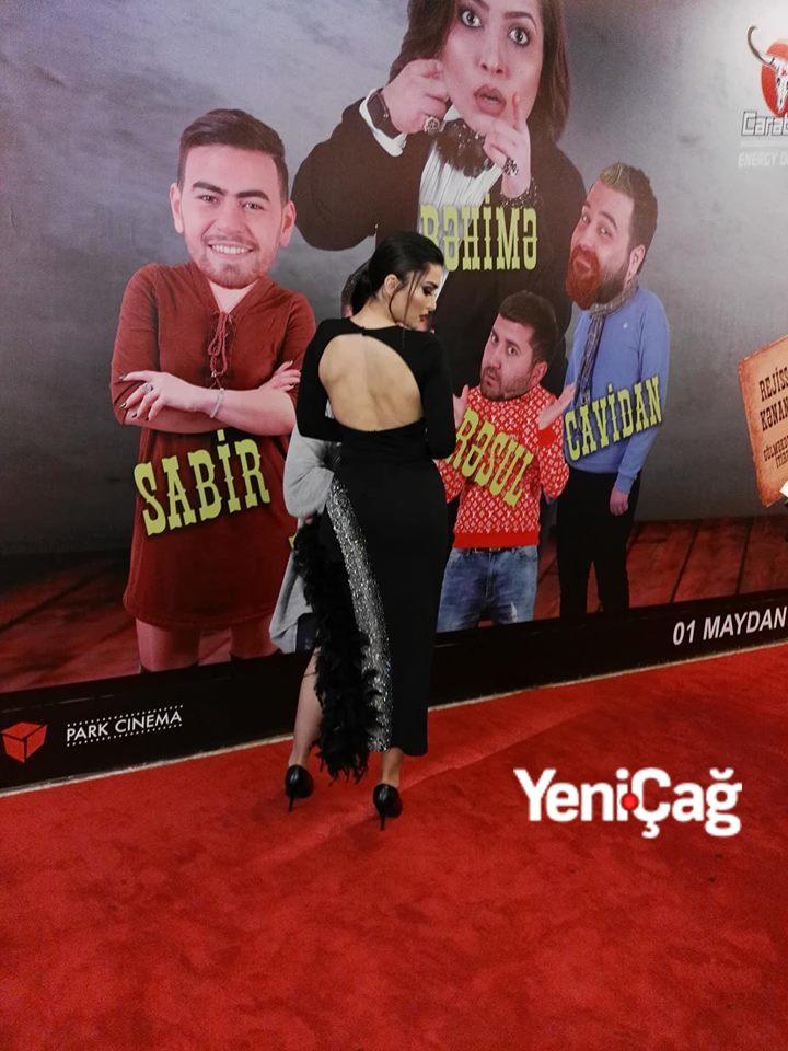 23 yaşlı cazibədar aktrisa açıq-saçıq libası ilə gecəyə damğa vurdu