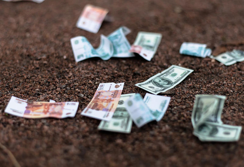 Камера сняла, как бизнесмен в прямом смысле пустил деньги на ветер