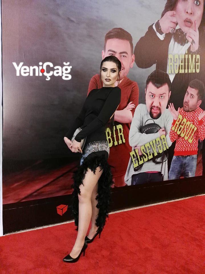 23 yaşlı cazibədar aktrisa açıq-saçıq libası ilə gecəyə damğa vurdu