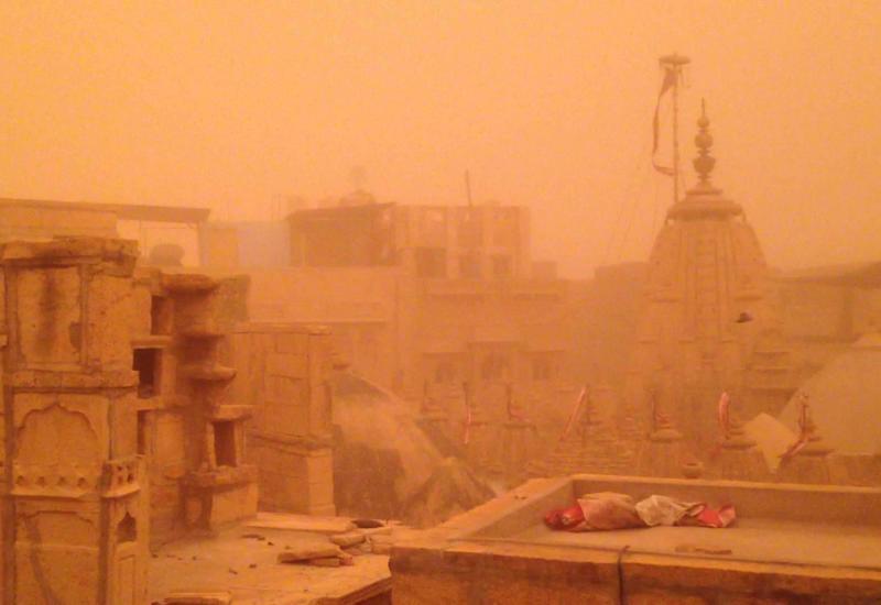 Вторая за неделю песчаная буря в Индии убила 12 человек