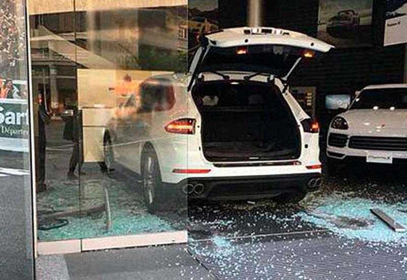 Обманутый бизнесмен протаранил салон Porsche на своем Cayenne