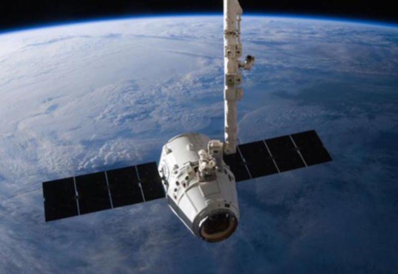 Корабль SpaceX с экипажем из непрофессиональных астронавтов начал схождение с орбиты